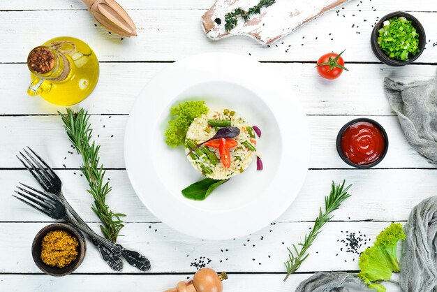 Świeże danie na drewnianym stole